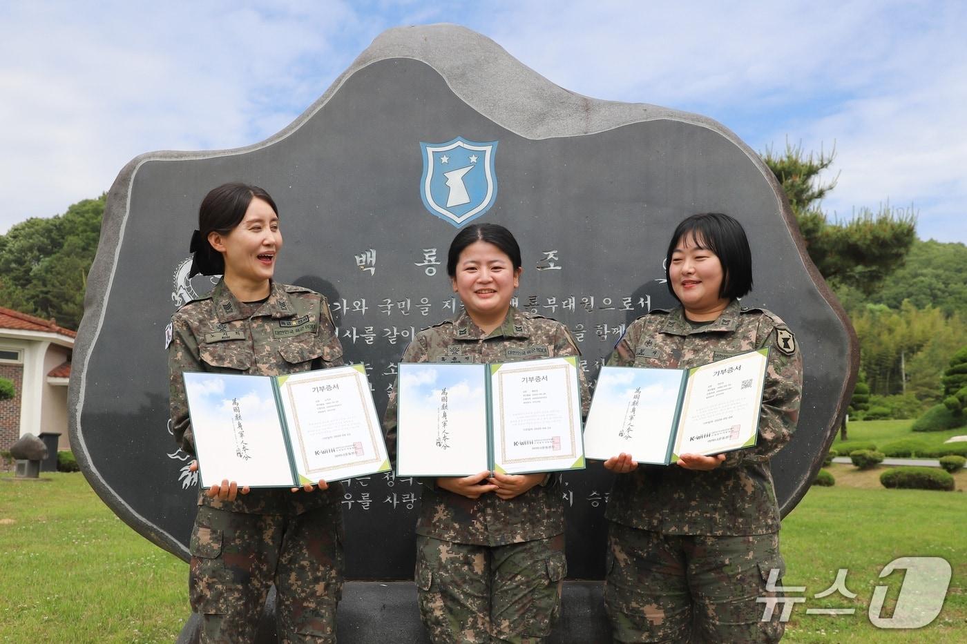 본문 이미지 - 육군 32사단 여군 부사관 노지희 상사, 홍윤경 하사, 최민지 중사가 소아암 환아들을 위해 정성껏 기른 머리카락을 기부했다.(부대 제공. 재판매 및 DB금지)/뉴스1