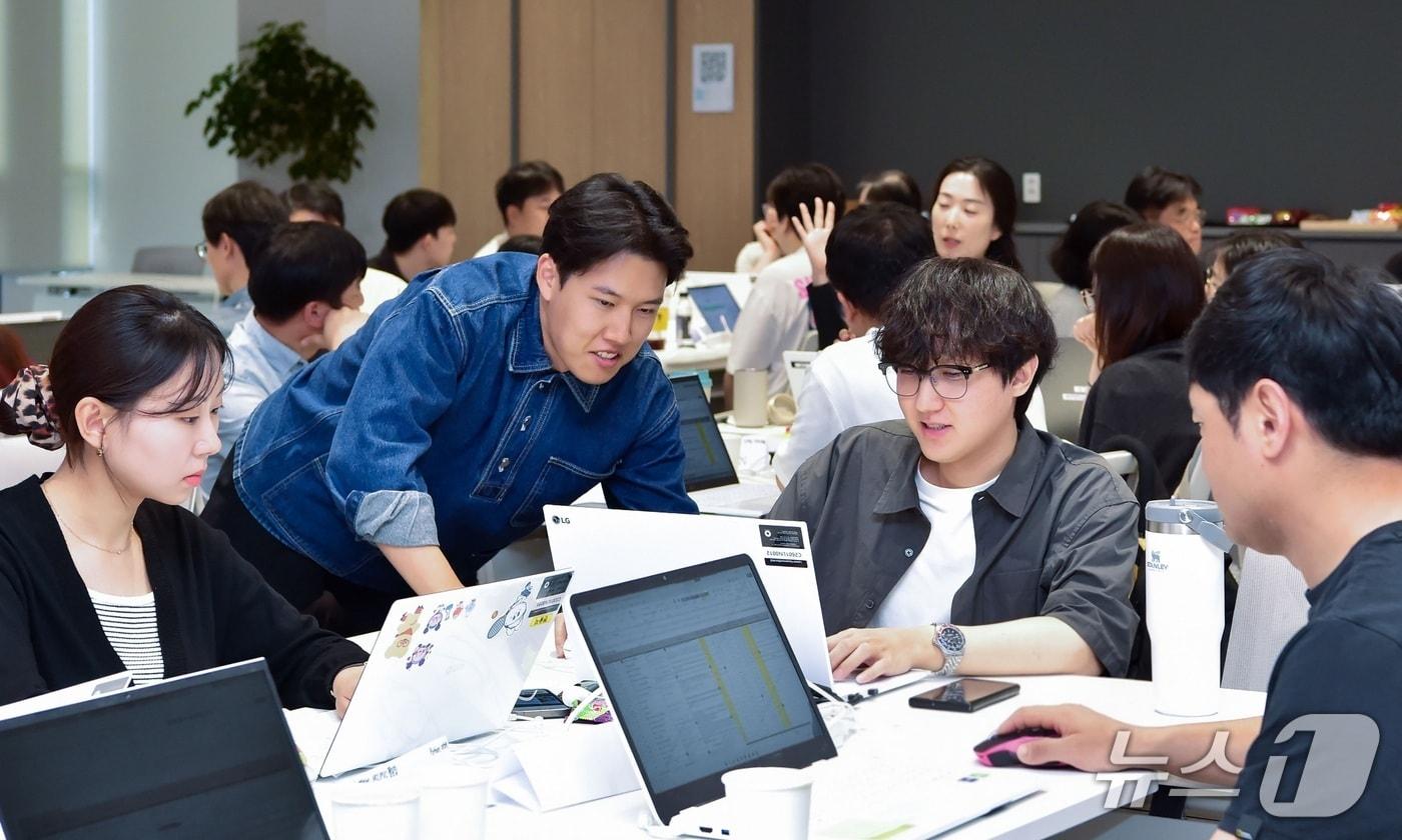 본문 이미지 - LG화학 임직원들이 AI 활용 교육에 참여해 개인 맞춤형 AI 에이전트를 개발하고 있다. (사진제공 = LG화학) 