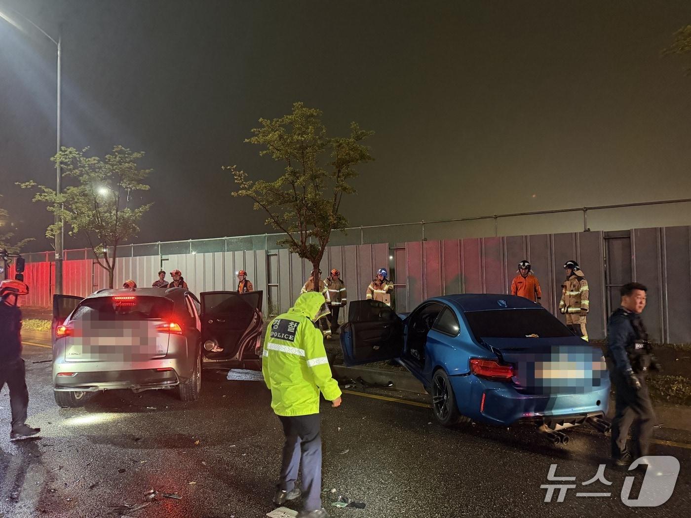 본문 이미지 - 27일 오후 11시 11분쯤 인천시 연수구 송도동 아암물류센터 인근 도로에서 BMW 차량과 렉서스 차량이 충돌했다.(인천소방본부 제공. 재배포 및 DB금지)2026.5.28/뉴스1
