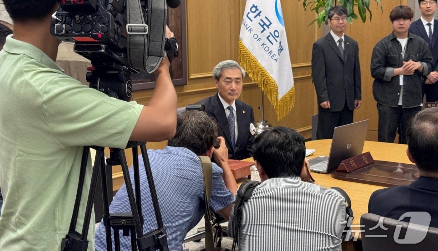 본문 이미지 - 신현송 한국은행 총재가 26일 오전 서울 중구 한국은행에 마련된 금융통화위원회 회의실에 입장해 의결봉을 두드리고 있다.2026.04.10/뉴스1 ⓒ News1 이강 기자