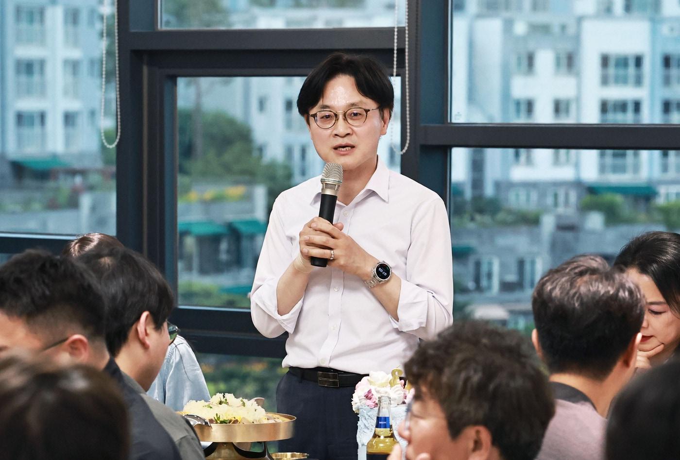 본문 이미지 - 김정관 산업통상부 장관이 27일 세종시 한 식당에서 열린 기자간담회에서 발언하고 있다. (산업통상부 제공. 재판매 및 DB금지) 2026.5.28 /뉴스1