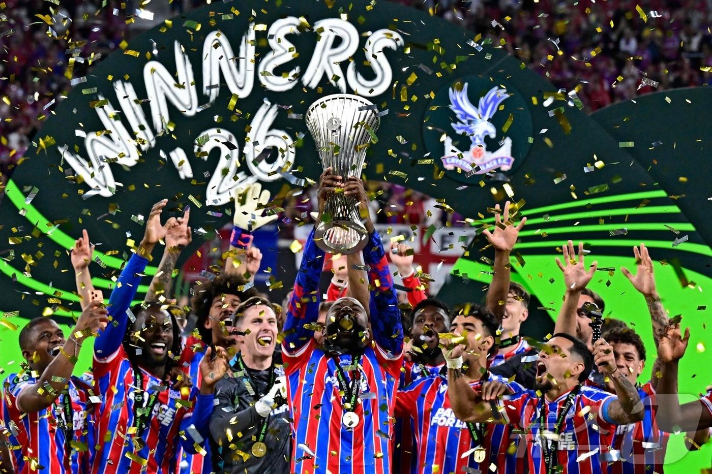 본문 이미지 - 유럽축구연맹(UEFA) 콘퍼런스리그 정상에 오른 크리스털 팰리스. ⓒ AFP=뉴스1