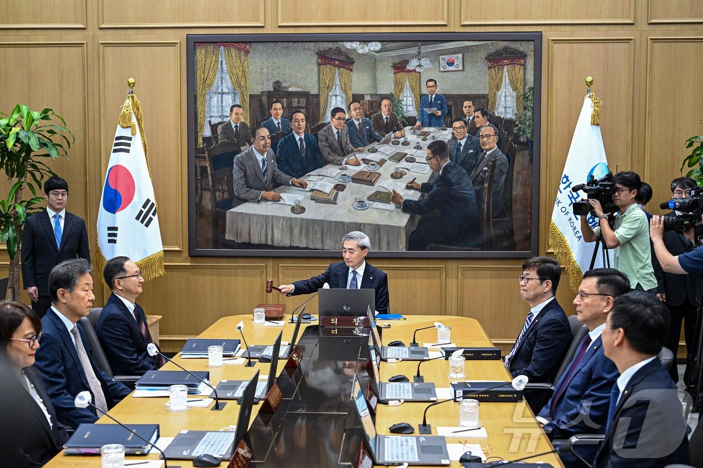 본문 이미지 - 신현송 한국은행 총재가 28일 서울 중구 한국은행 본관에서 열린 취임 후 첫 금융통화위원회 본회의에서 의사봉을 두드리고 있다. 2026.5.28 ⓒ 뉴스1 사진공동취재단
