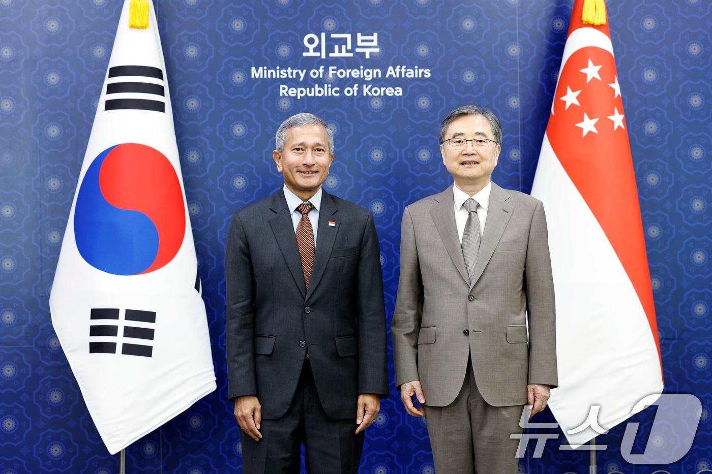 본문 이미지 - 조현 외교부 장관이 28일 오전 서울시 종로구 사직로 정부서울청사 별관 외교부에서 비비안 발라크리쉬난 싱가포르 외교장관과 한-싱가포르 외교장관 회담에 앞서 포즈를 취하고 있다.  2026.5.28 ⓒ 뉴스1 박정호 기자