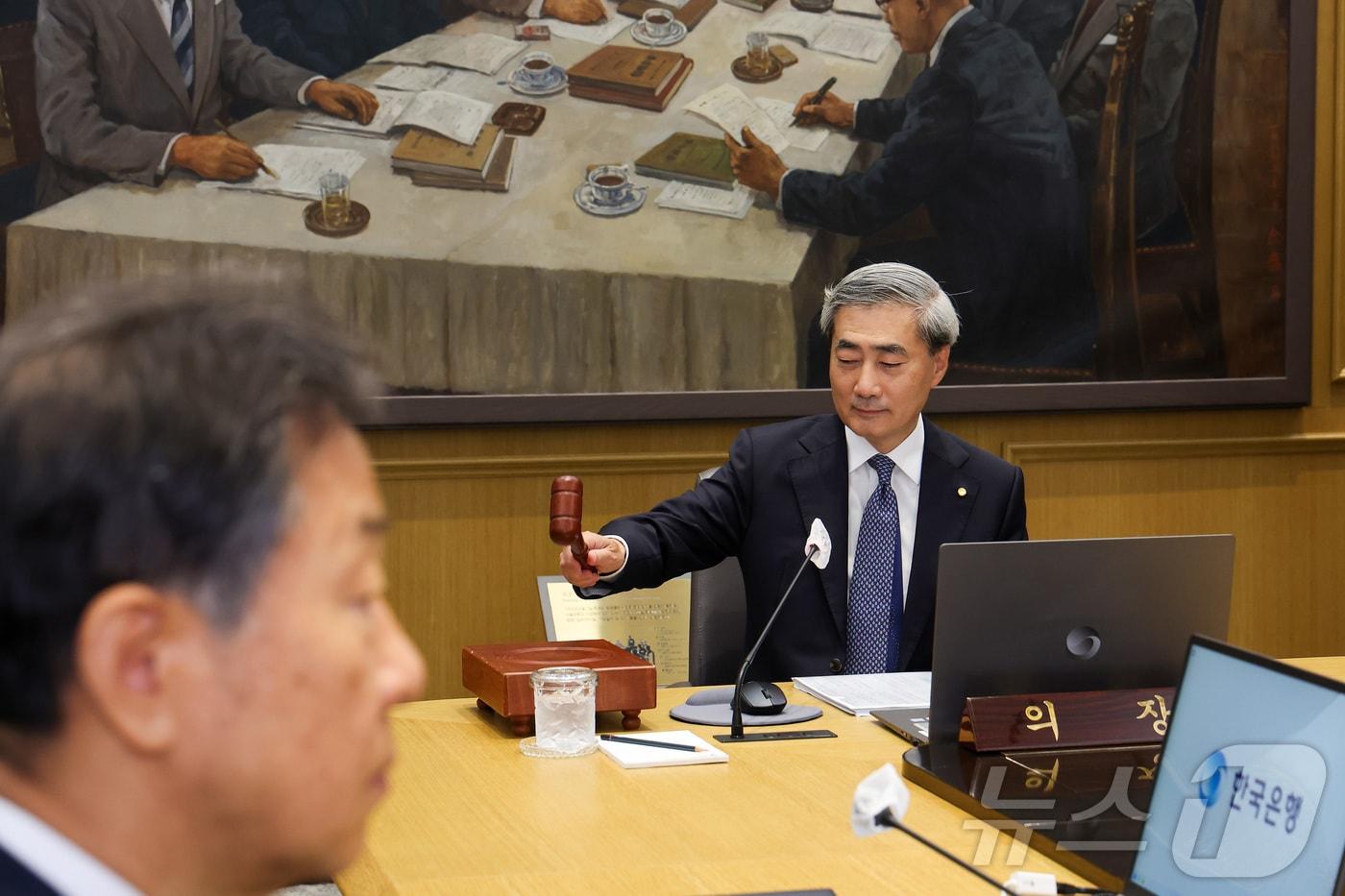 본문 이미지 - 신현송 한국은행 총재가 28일 오전 서울 중구 한국은행에서 열린 금융통화위원회 본회의에 참석해 의사봉을 두드리고 있다. 2026.5.28 ⓒ 뉴스1 사진공동취재단