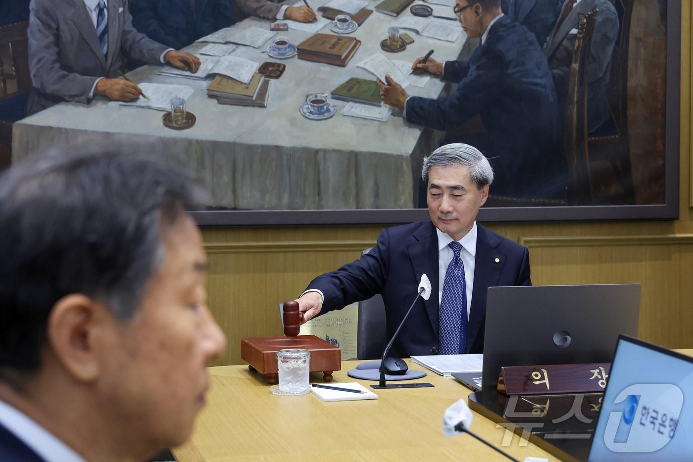 본문 이미지 - 신현송 한국은행 총재가 28일 오전 서울 중구 한국은행에서 열린 금융통화위원회 본회의에 참석해 의사봉을 두드리고 있다. 2026.5.28 ⓒ 뉴스1 사진공동취재단