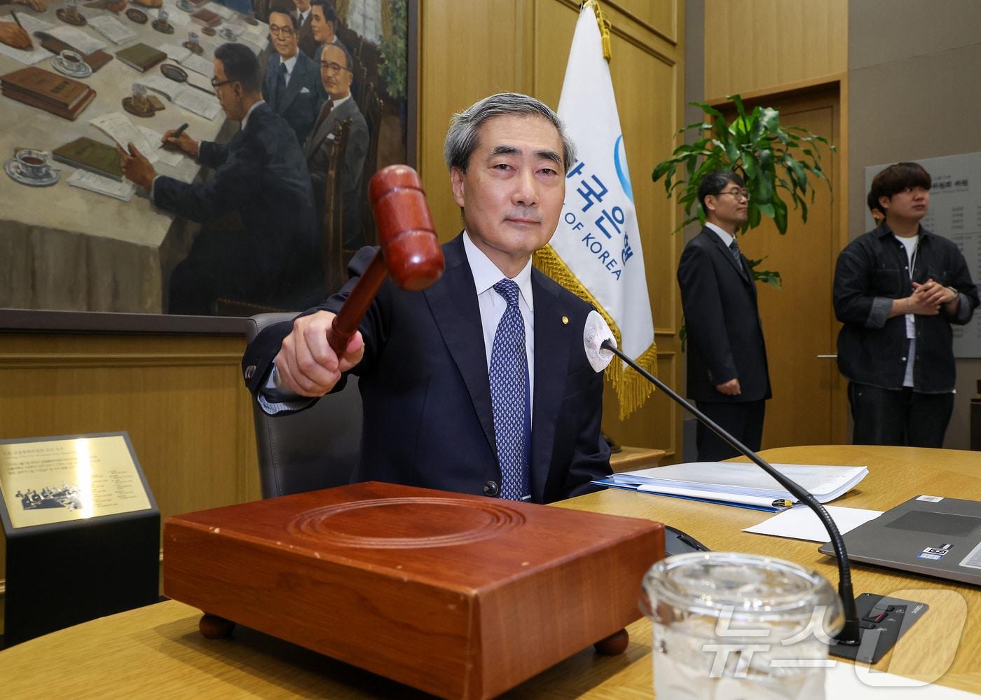 본문 이미지 - 신현송 한국은행 총재가 28일 오전 서울 중구 한국은행에서 열린 금융통화위원회 본회의에 참석해 의사봉을 두드리고 있다. 2026.5.28 ⓒ 뉴스1 사진공동취재단