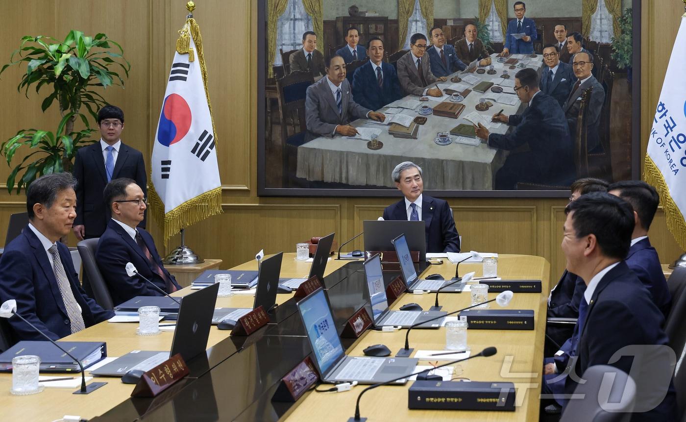 본문 이미지 - 신현송 한국은행 총재가 28일 오전 서울 중구 한국은행에서 열린 금융통화위원회 본회의를 주재하고 있다. 2026.5.28 ⓒ 뉴스1 사진공동취재단