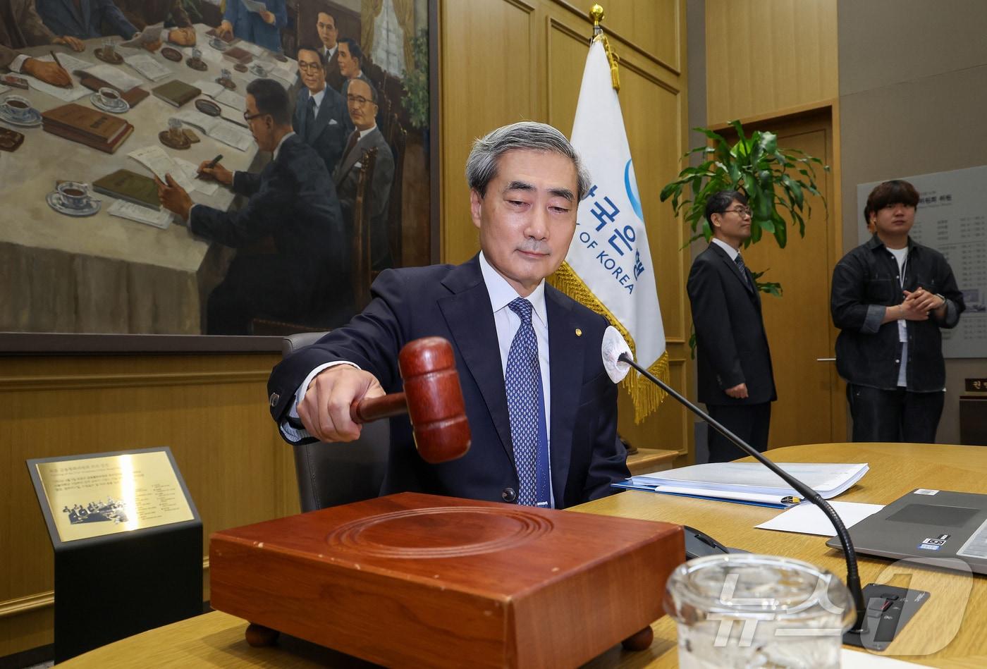 본문 이미지 - 신현송 한국은행 총재가 28일 오전 서울 중구 한국은행에서 열린 금융통화위원회 본회의에 참석해 의사봉을 두드리고 있다. 2026.5.28 ⓒ 뉴스1 사진공동취재단