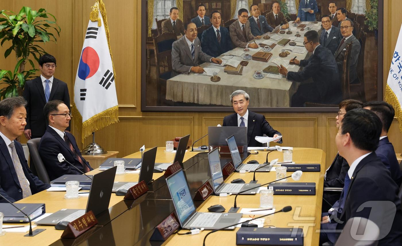 본문 이미지 - 신현송 한국은행 총재가 28일 오전 서울 중구 한국은행에서 열린 금융통화위원회 본회의를 주재하고 있다. 2026.5.28 ⓒ 뉴스1 사진공동취재단