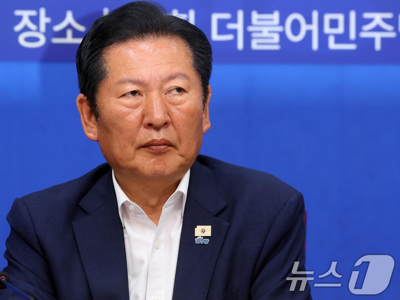 본문 이미지 - 정청래 더불어민주당 대표가 28일 오전 서울 여의도 국회에서 열린 '서울의 안전 이대로 괜찮은가' 전문가 긴급 좌담회에서 생각에 잠겨 있다. 이날 좌담회는 국회 더불어민주당 국토교통위원회와 행정안전위원회가 주최했다. 2026.5.28 ⓒ 뉴스1 황기선 기자