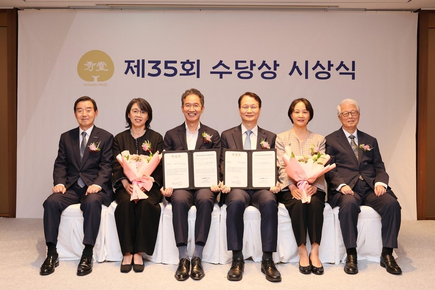 본문 이미지 - 수당재단이 27일 서울 소공동 롯데호텔에서 제35회 수당상 시상식을 개최했다. 왼쪽부터 수당재단 김윤 이사장, 황일두 포항공과대학교 석천석좌교수 내외, 조성배 연세대학교 교수 내외, 진정일 수당상 운영위원장.(수당재단제공)