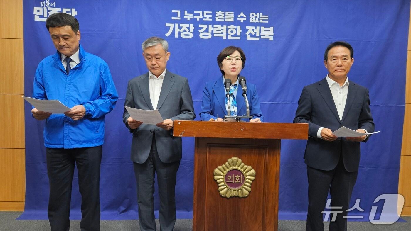 본문 이미지 - 28일 국주영은 전 전북도의장 등이 전북도의회 브리핑룸에서 기자회견을 갖고 이원택 도지사 후보 지지를 호소하고 있다.2026.5.28/뉴스1