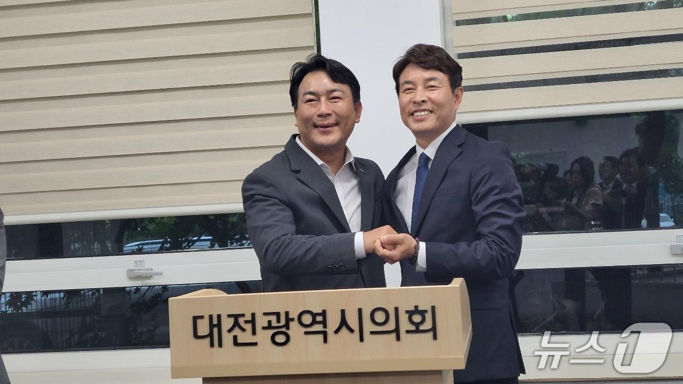 본문 이미지 - 조국혁신당 유지곤 서구청장 후보(왼쪽)와 더불어민주당 전문학 서구청장 후보가 28일 오전 시의회 기자실에서 가진 회견에서 포옹하고 있다. (박종명 기자) / 뉴스1