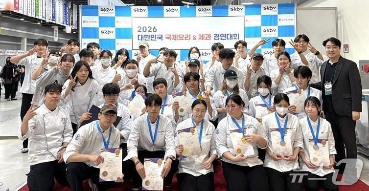 본문 이미지 - 배재대학교 외식조리학과(학과장 박은혜) 학생들이 한국조리학회장상을 비롯해 금상, 은상 2개, 동상으로 대회를 마무리한 후 상장을 펼쳐보이고 있다. (배재대 제공.재판매 및 DB금지)/뉴스1
