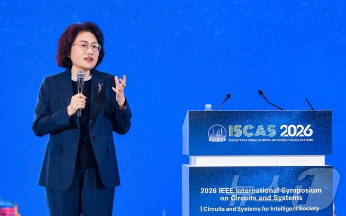 본문 이미지 - 허팅보 화웨이 반도체사업부 사장이 25일 상하이에서 전기전자엔지니어학회(IEEE) 주최로 개최된 행사에서 '반도체의 새로운 경로 탐색 및 실천'을 주제로 연설을 하고 있다. (화웨이 제공) ⓒ 뉴스1 정은지 특파원
