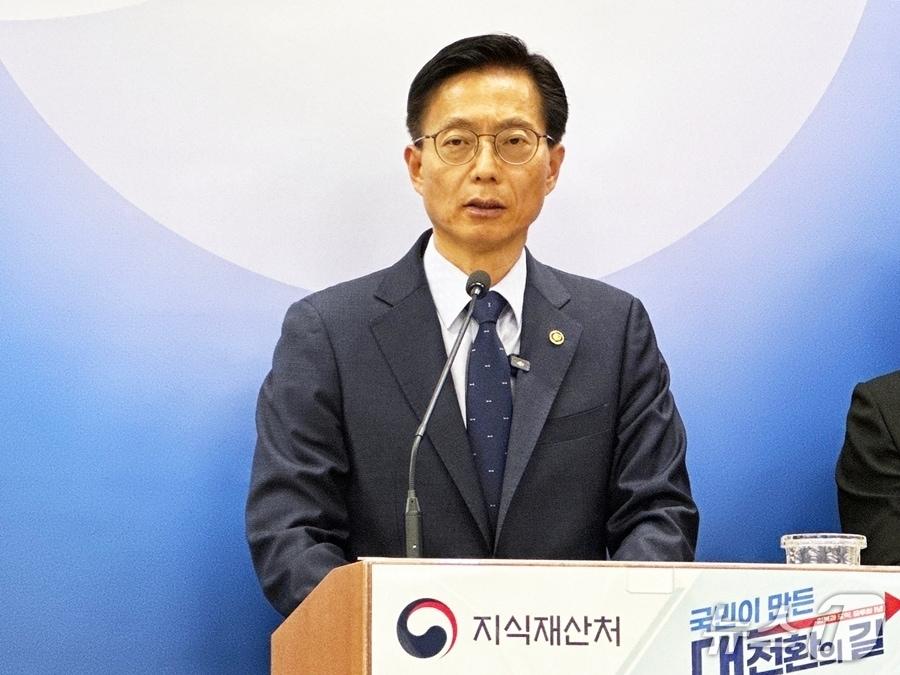 본문 이미지 - 김용선 지식재산처장이 28일 정부대전청사에서 '국민주권 정부 출범 1년 지식재산처 핵심 성과'를 발표하고 있다./뉴스1