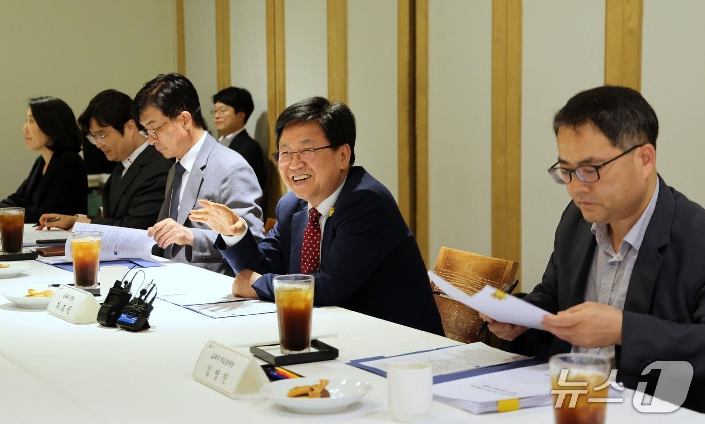 본문 이미지 - 최교진 교육부 장관이 지난 21일 서울 중구 한 음식점에서 교원단체들과 가진 현장체험학습 지원 방안 논의를 위한 간담회에서 발언을 하고 있다.(교육부 제공)