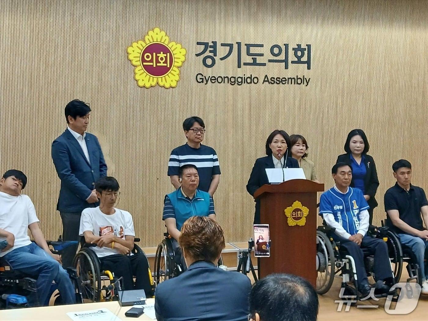 본문 이미지 - 추미애 더불어민주당 경기도지사 후보 선대위가 28일 경기도의회에서 장애인 복지 실현을 위한 5대 공약을 발표했다.2026.05.28/뉴스1 ⓒ News1 송용환 기자
