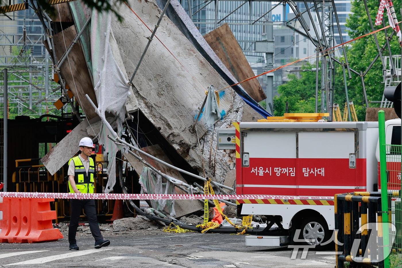 본문 이미지 - 서울 서대문구 서소문 고가차도 붕괴 사고 사흘째인 28일 사고 현장에 땅꺼짐 탐사대 차량이 들어가고 있다. 2026.5.28 ⓒ 뉴스1 안은나 기자
