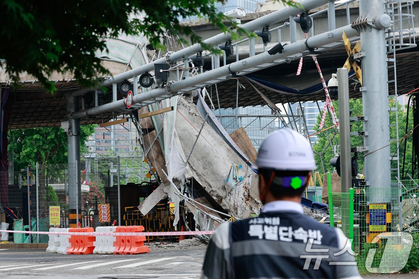 본문 이미지 - 서울 서대문구 서소문 고가차도 붕괴 사고 사흘째인 28일 사고 현장에 사고위험특별단속반이 들어가고 있다. 2026.5.28 ⓒ 뉴스1 안은나 기자
