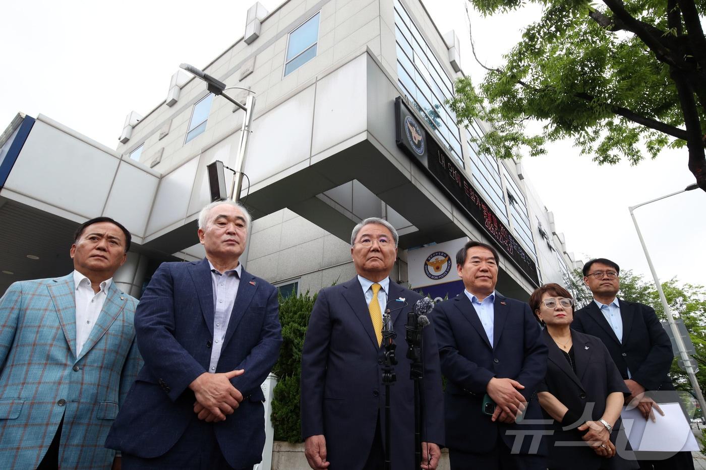 본문 이미지 - 28일 오전 광주 서부경찰서에서 5·18 단체 관계자들이 스타벅스코리아의 '책상에 탁! 탱크데이' 마케팅 관련해 신세계그룹 정용진 회장 등을 상대로 접수한 고소장을 접수하고 기자회견을 하고 있다. ⓒ 뉴스1 조수민 수습기자