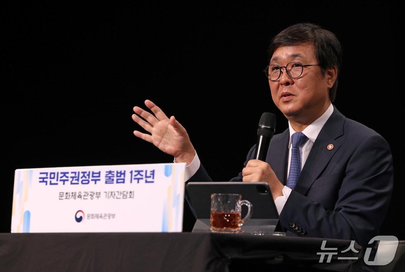 본문 이미지 - 최휘영 문체부 장관은 28일 출범 1주년 기자간담회에서 예술인 권리 보호와 창작 안전망, 기초예술·청년예술인 지원 강화를 핵심 축으로 내세웠다. 최 장관은 "정부는 지원은 하되 절대 간섭하지 않는다는 팔길이 원칙을 거듭 천명해 왔다"며 "이는 문화강국으로 가기 위한 가장 기본적인 조건이자, 과거의 불행이 반복되지 않도록 하기 위한 매우 중요한 원칙"이라고 말했다.