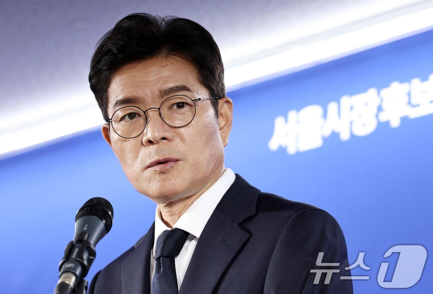 본문 이미지 - 정원오 더불어민주당 서울시장 후보가 28일 서울 중구 선거사무실에서 열린 기자간담회에서 취재진의 질문에 답하고 있다. 2026.5.28 ⓒ 뉴스1 구윤성 기자