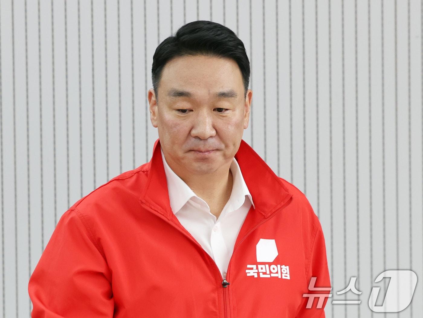 본문 이미지 - 정희용 국민의힘 선거대책본부장이 28일 오전 서울 여의도 중앙당사에서 열린 6·3 전국동시지방선거 관련 기자간담회에 입장하고 있다. 2026.5.28 ⓒ 뉴스1 황기선 기자