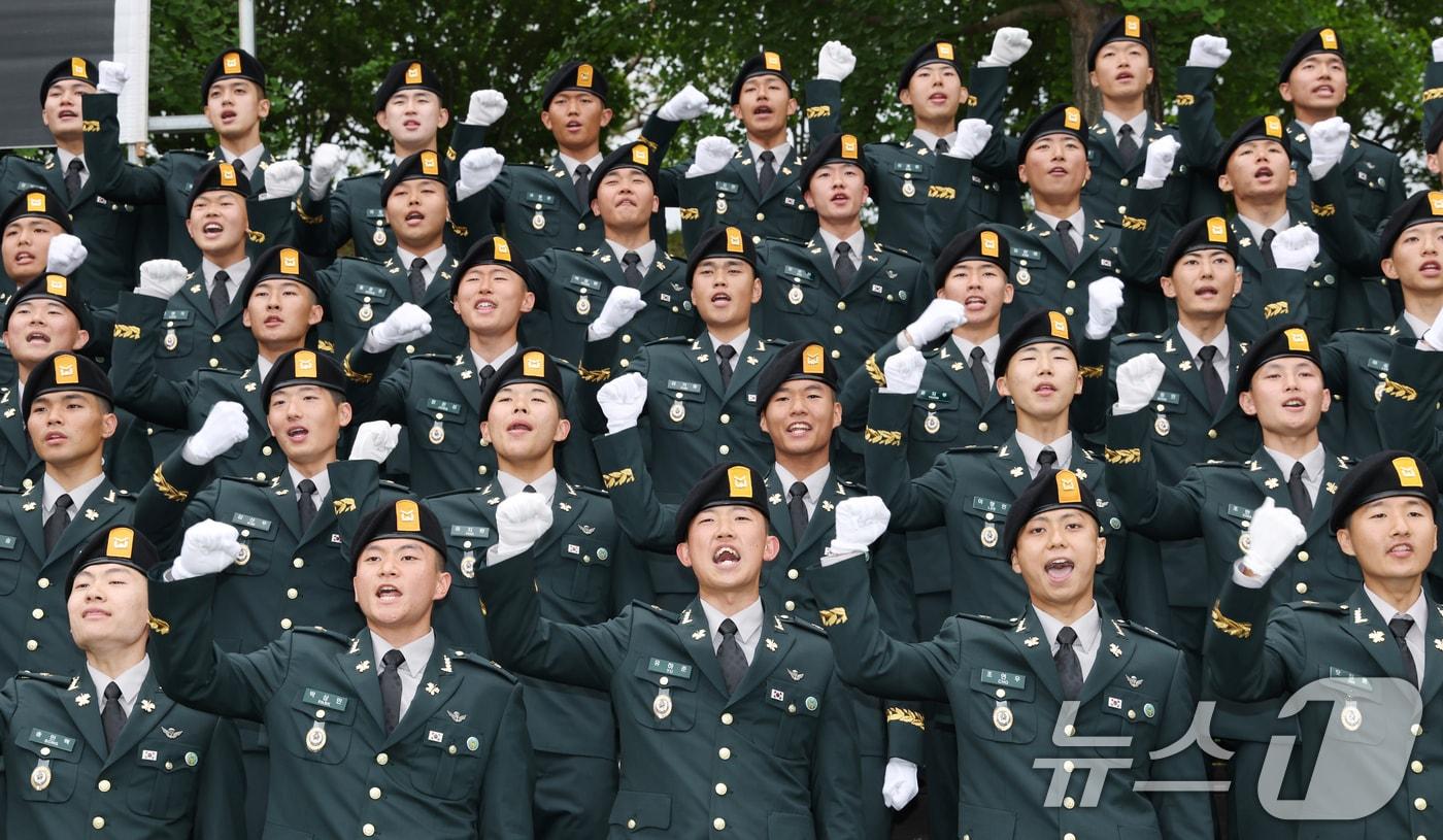 본문 이미지 - 28일 경기 광주시 육군 특수전학교에서 열린 '특전부사관 263기 임관식'에서 신임 특전부사관들이 군가를 부르고 있다. 2026.5.28 ⓒ 뉴스1 김영운 기자