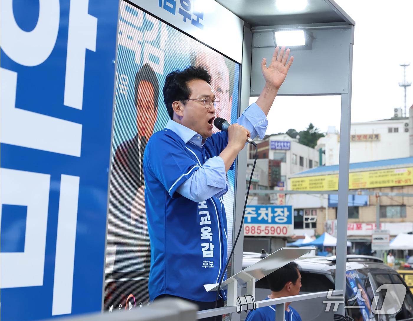 본문 이미지 -  안민석 경기도교육감 민주진보 단일후보가 김포 북변5일장 유세에서 시민들에게 지지를 호소하고 있다.