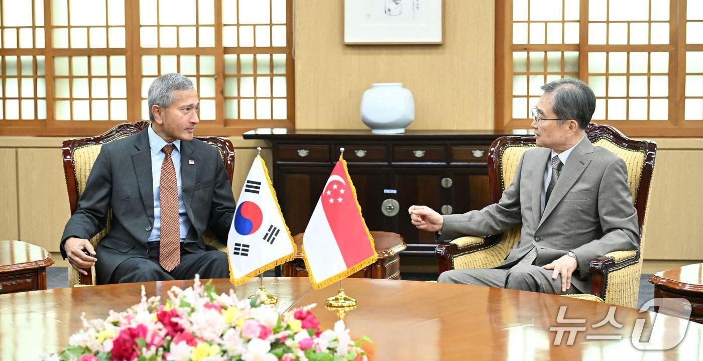 본문 이미지 - 28일 서울 종로구 외교부 청사에서 만난 조현 외교부 장관과 비비안 발라크리쉬난 싱가포르 외교장관 (외교부 제공)