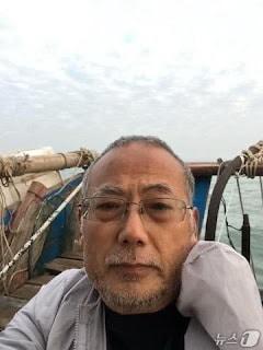 본문 이미지 - 충남 태안 앞바다에서 고무보트를 타고 영해에 진입해 해경에 붙잡힌 중국 반체제 인사 둥광핑(68). (사진=셩쉐 엑스(X) 갈무리)