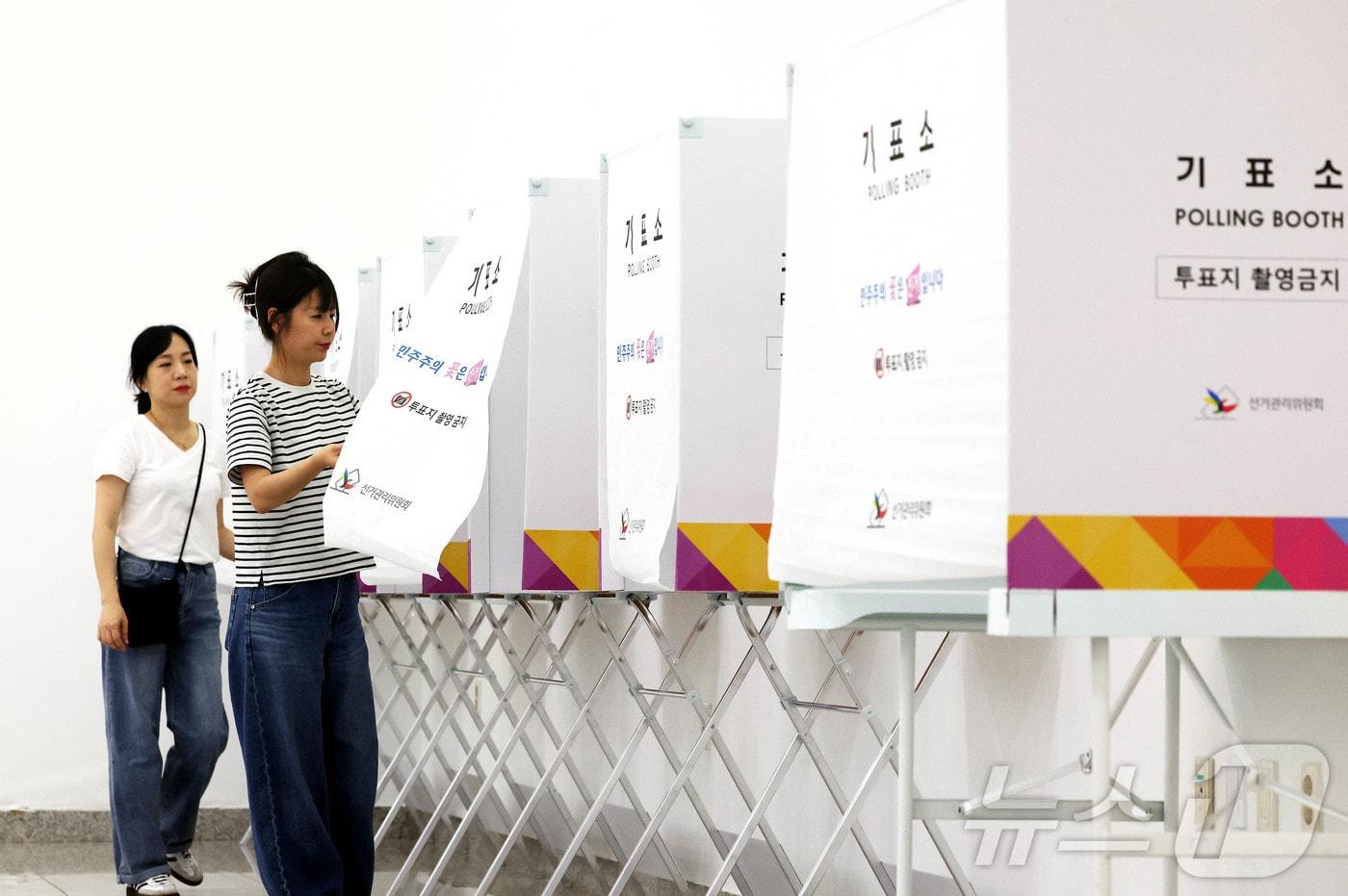 본문 이미지 - 전국동시지방선거 사전투표를 하루 앞둔 28일 광주 북구 용봉동 사전투표소로 지정된 전남대학교 용지관컨벤션홀에서 동행정복지센터 투표 사무원들이 사전투표소를 설치하고 있다. (광주 북구 제공. 재판매 및 DB 금지) 2026.5.28 ⓒ 뉴스1 박지현 기자