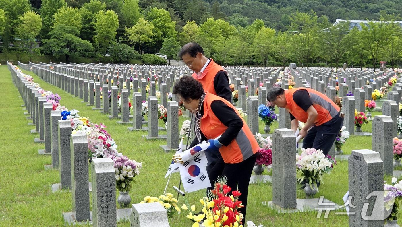본문 이미지 - 대전농협은 28일 국립대전현충원에서 호국보훈의 달을 맞아 여성단체 봉사단과 계열사 임직원 등이 참여한 가운데 순국선열 위령 참배 및 봉사활동을 진행했다. (농협중앙회 대전본부 제공. 재판매 및 DB금지) 2026.5.28/뉴스1