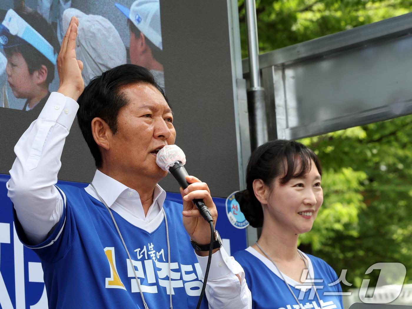 본문 이미지 - 정청래 더불어민주당 대표가 28일 오후 서울 마포구 망원역 앞에서 유권자들에게 지지를 호소하고 있다. 2026.5.28 ⓒ 뉴스1 황기선 기자