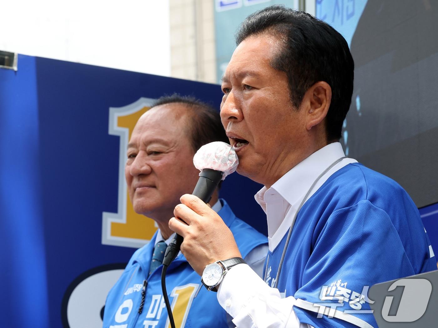 본문 이미지 - 정청래 더불어민주당 대표가 28일 오후 서울 마포구 망원역 앞에서 유권자들에게 지지를 호소하고 있다. 2026.5.28 ⓒ 뉴스1 황기선 기자