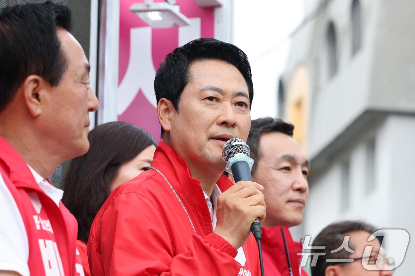 본문 이미지 - 장동혁 국민의힘 대표가 28일 충남 논산시 화지중앙시장을 찾아 백성현 논산시장 후보 지지를 호소하고 있다. 2026.5.28 ⓒ 뉴스1 신웅수 기자