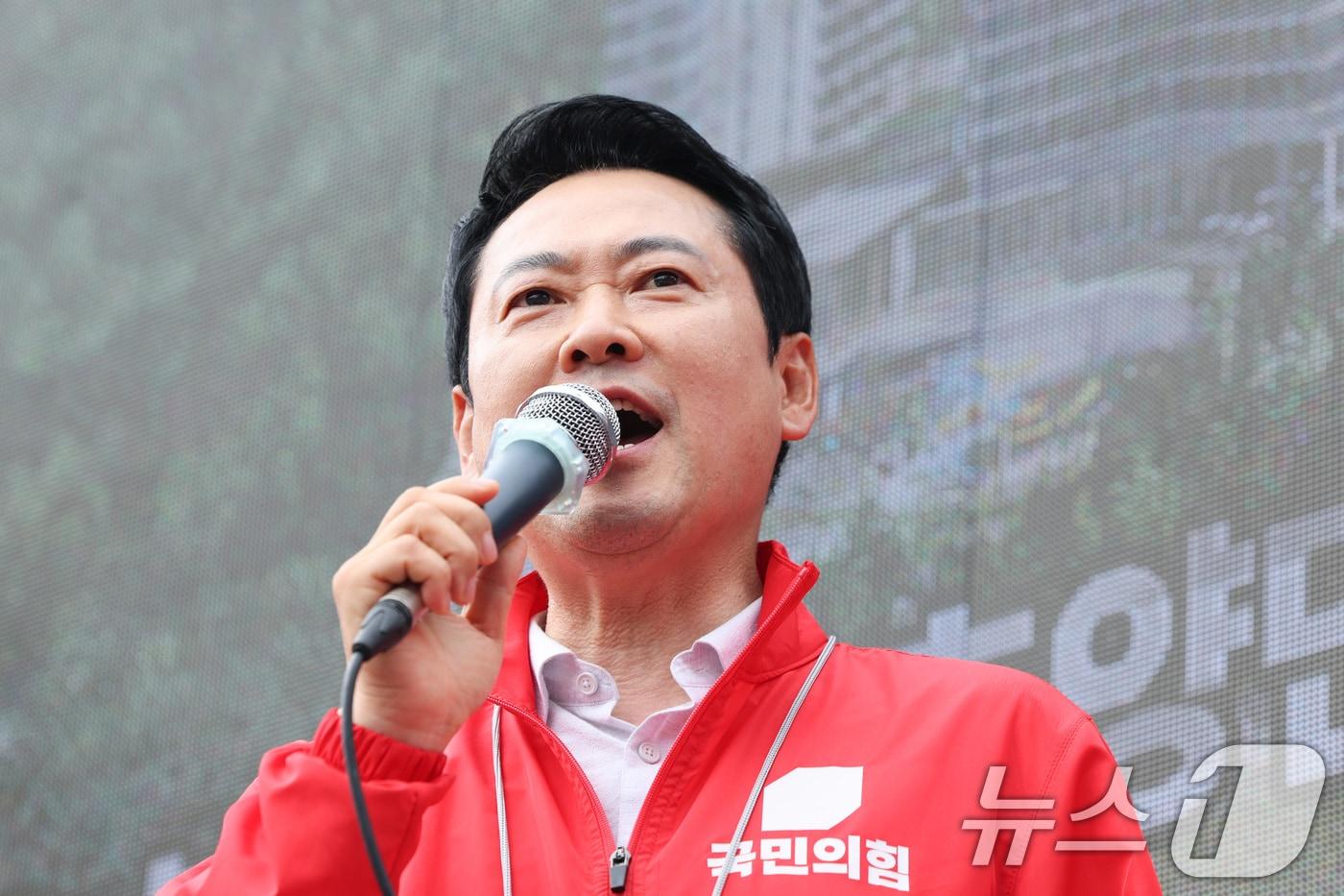 본문 이미지 - 장동혁 국민의힘 대표가 28일 충남 논산시 화지중앙시장을 찾아 백성현 논산시장 후보 지지를 호소하고 있다. 2026.5.28 ⓒ 뉴스1 신웅수 기자