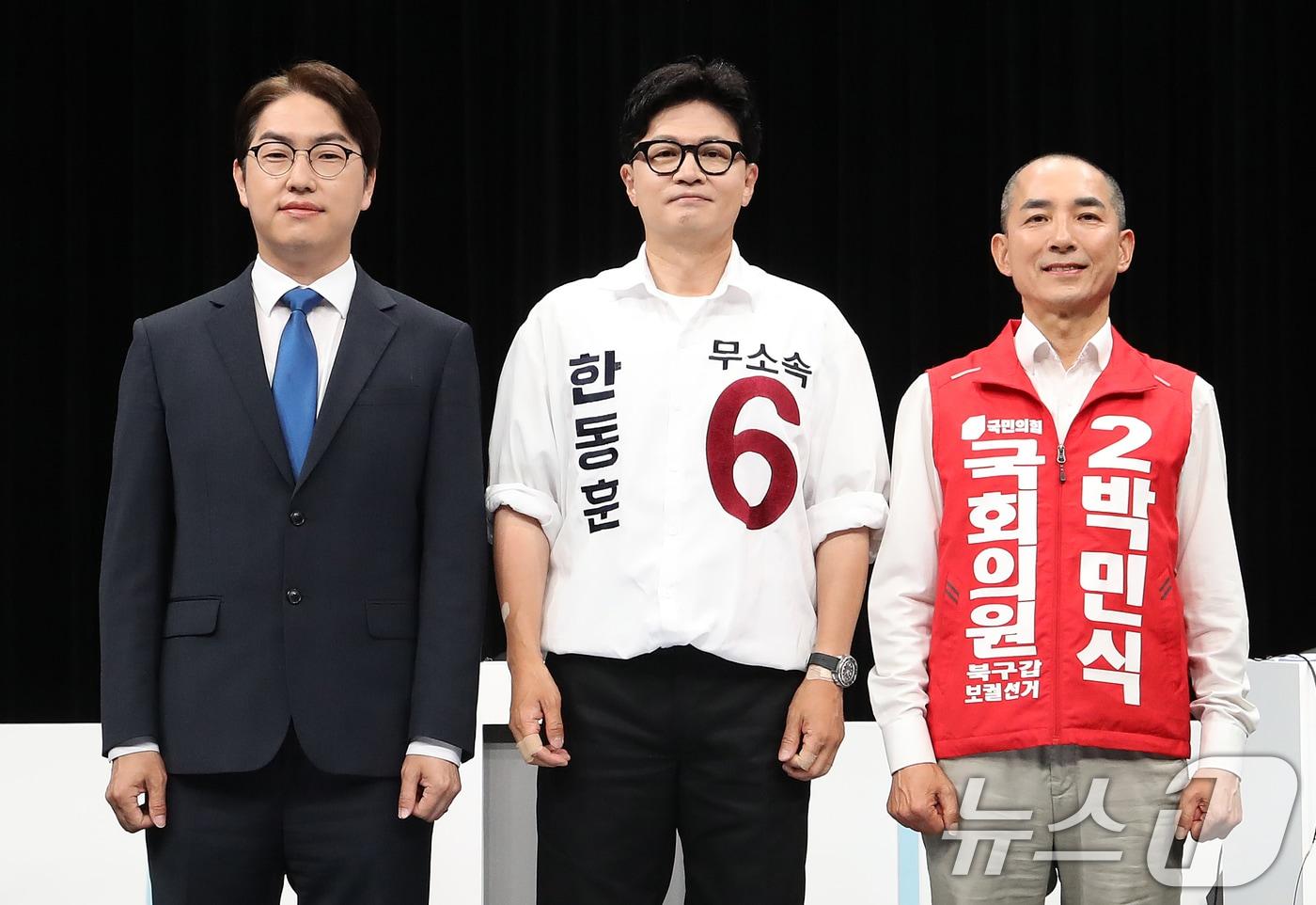 본문 이미지 - 하정우 더불어민주당 부산 북구갑 국회의원 후보(왼쪽부터), 한동훈 무소속 부산 북구갑 국회의원 후보, 박민식 국민의힘 부산 북구갑 국회의원 후보가 28일 오후 부산 동구 부산MBC에서 열린 북구갑 국회의원 보궐선거 토론회에서 앞서 기념촬영을 하고 있다. 2026.5.28 ⓒ 뉴스1 윤일지 기자