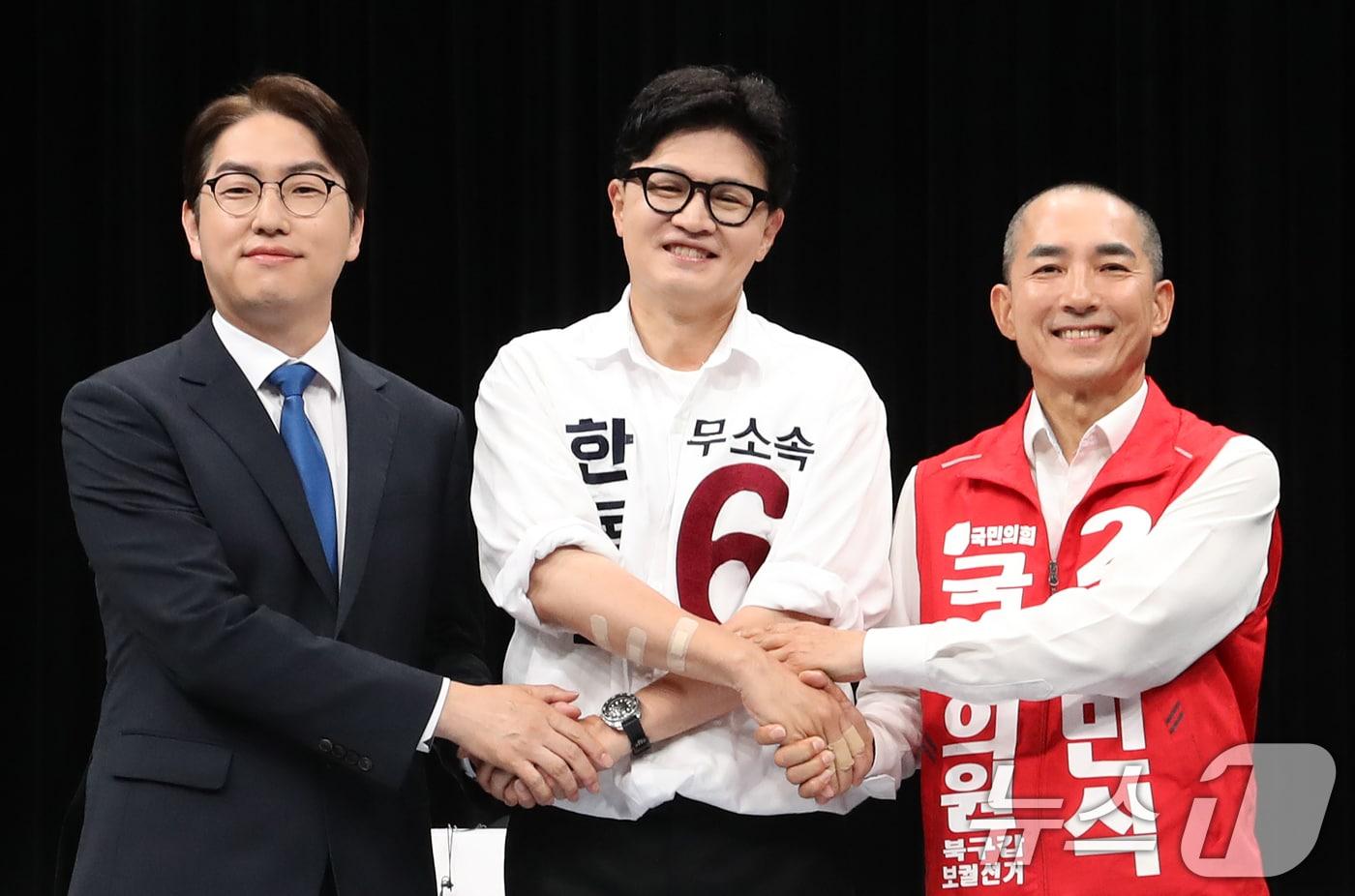 본문 이미지 - 하정우 더불어민주당 부산 북구갑 국회의원 후보(왼쪽부터), 한동훈 무소속 부산 북구갑 국회의원 후보, 박민식 국민의힘 부산 북구갑 국회의원 후보가 28일 오후 부산 동구 부산MBC에서 열린 북구갑 국회의원 보궐선거 토론회에서 앞서 기념촬영을 하고 있다. 2026.5.28 ⓒ 뉴스1 윤일지 기자