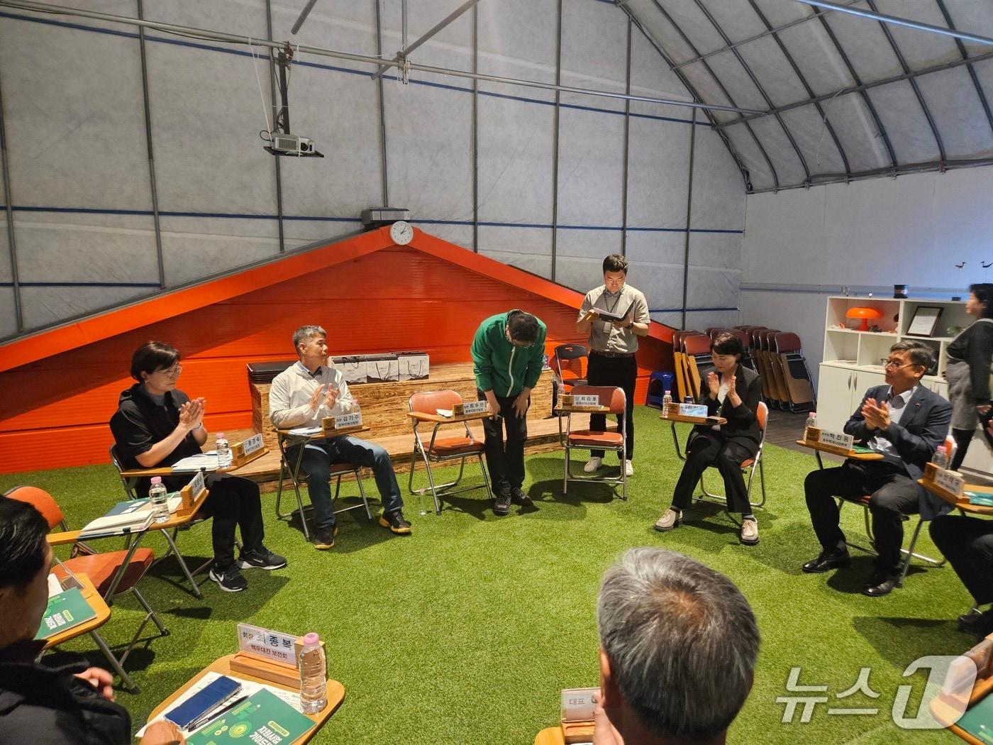 본문 이미지 - 최수천 동부지방산림청장이 임업인 간담회에서 인사를 하고 있다.(동부산림청 제공, 재판매 및 DB 금지) 2026.5.28/뉴스1