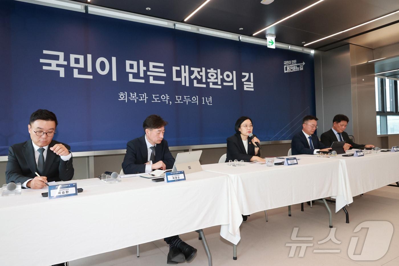 본문 이미지 - 한성숙 중소벤처기업부 장관이 28일 서울특별시 마포구 SVC 서울에서 열린 정부 출범 1주년 기자간담회에서 모두발언을 하고 있다. (중소벤처기업부 제공. 재판매 및 DB 금지) 2026.5.28 ⓒ 뉴스1