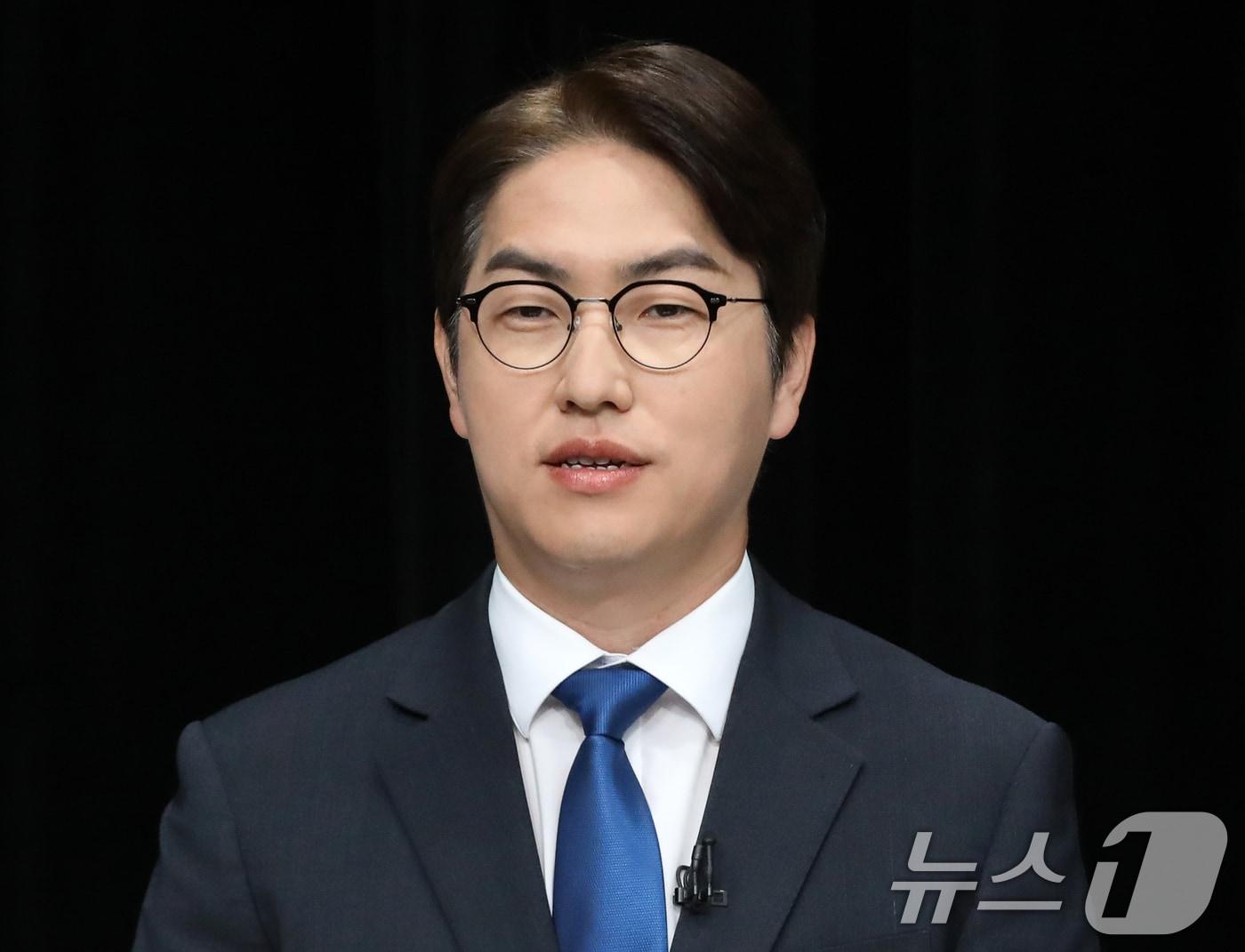 본문 이미지 - 하정우 더불어민주당 부산 북구갑 국회의원 후보가 28일 오후 부산 동구 부산MBC에서 열린 북구갑 국회의원 보궐선거 토론회에 앞서 리허설을 하고 있다. 2026.5.28 ⓒ 뉴스1 윤일지 기자