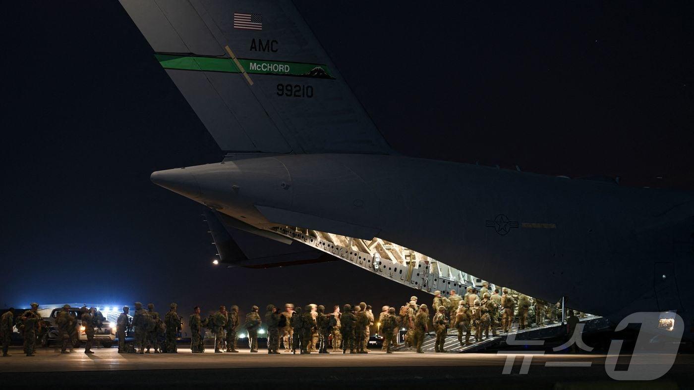 본문 이미지 - 쿠웨이트 알리 알 살렘 미군 공군기지의 미군 병사들. 2021.8.19. ⓒ 뉴스1 ⓒ AFP=뉴스1