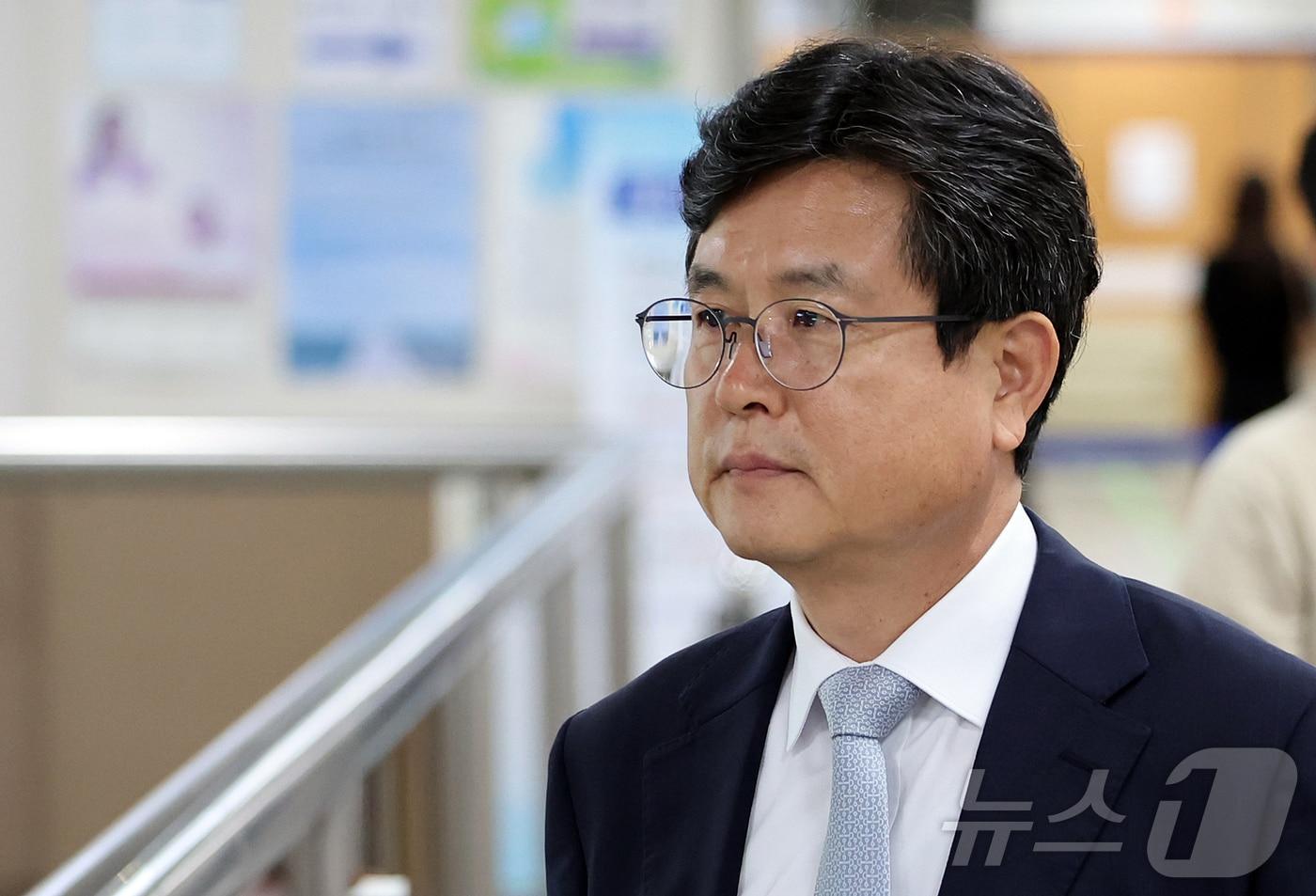 본문 이미지 - 12·3 비상계엄 당시 사후 계엄선포문을 작성한 혐의를 받는 강의구 전 대통령실 부속실장이 28일 오후 서울 서초구 서울중앙지방법원에서 열린 허위 공문서 작성, 공용물 손상, 대통령기록물에 관한 법률 위반 등 사건 1심 선고 공판에 출석하고 있다. 2026.5.28 ⓒ 뉴스1 김진환 기자