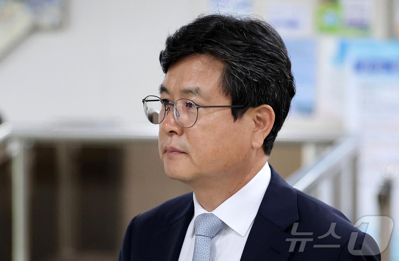 본문 이미지 - 12·3 비상계엄 당시 사후 계엄선포문을 작성한 혐의를 받는 강의구 전 대통령실 부속실장이 28일 오후 서울 서초구 서울중앙지방법원에서 열린 허위 공문서 작성, 공용물 손상, 대통령기록물에 관한 법률 위반 등 사건 1심 선고기일에 출석하고 있다. 2026.5.28 ⓒ 뉴스1 김진환 기자
