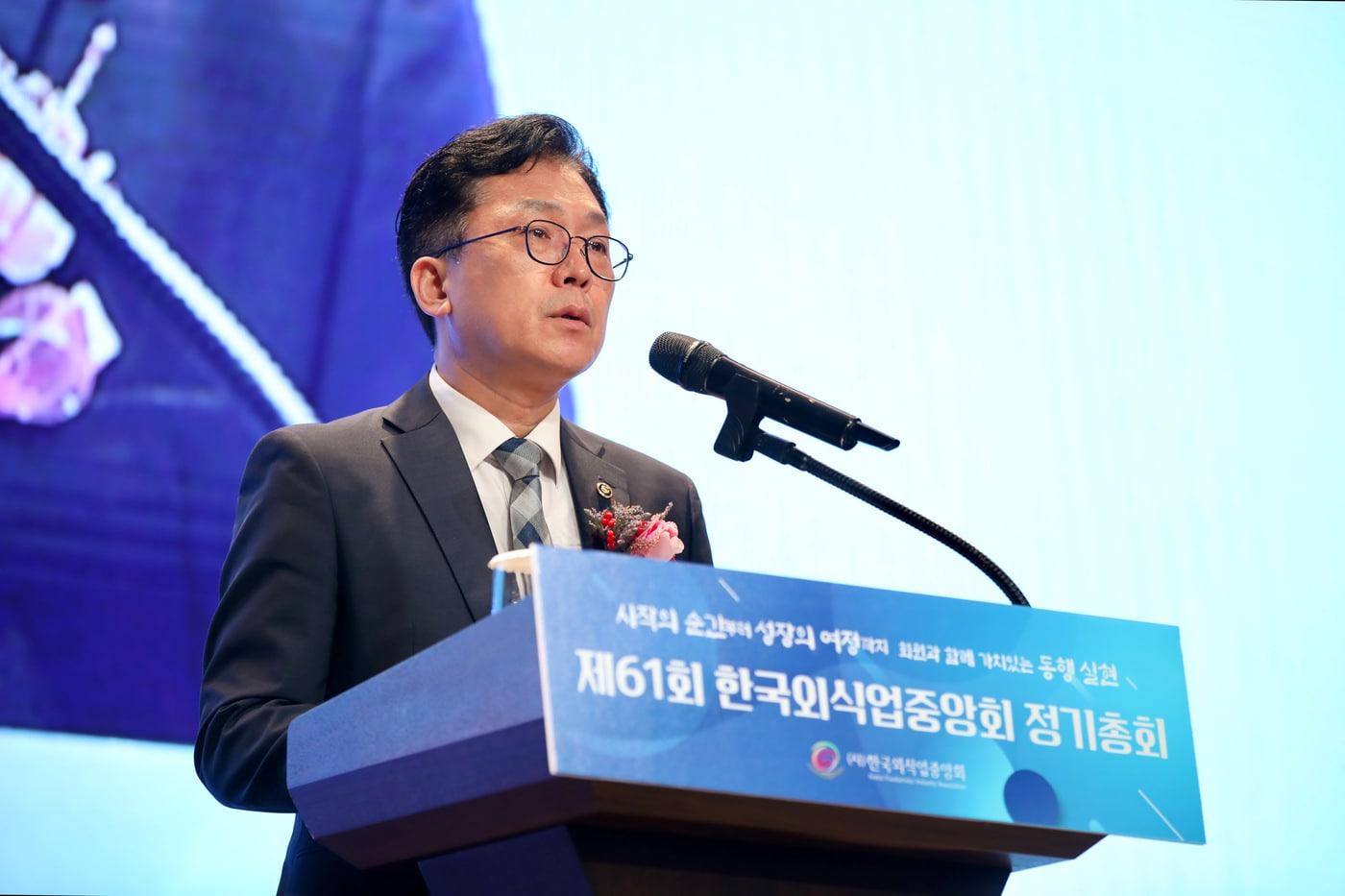 본문 이미지 - 이병권 중소벤처기업부 제2차관이 28일 서울특별시 송파구 롯데호텔 월드에서 열린 제61회 한국외식업중앙회 정기총회에서 인사말씀을 하고 있다.(중소벤처기업부 제공)