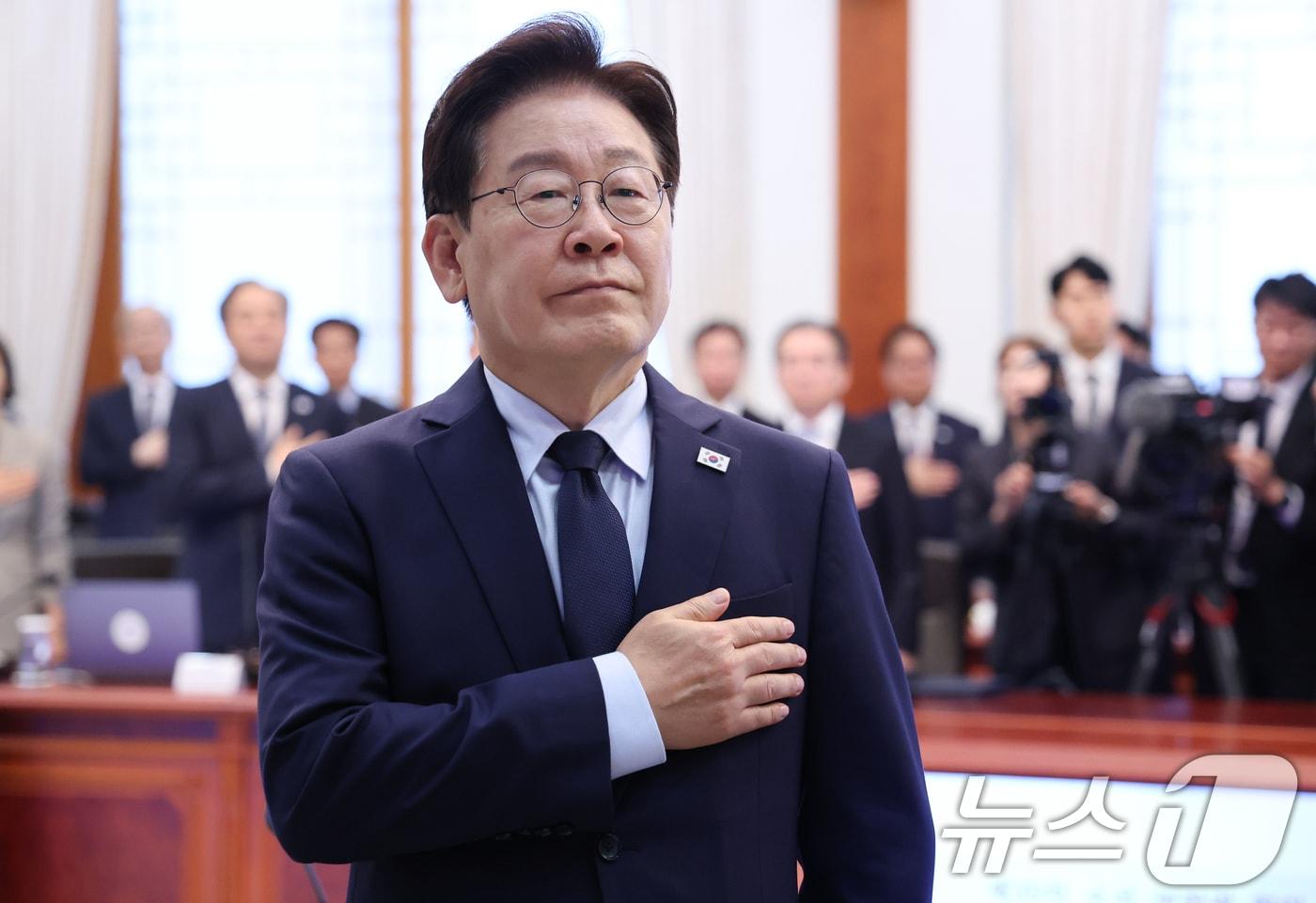 본문 이미지 - 이재명 대통령이 28일 청와대에서 열린 수석보좌관회의에서 국민의례를 하고 있다. 2026.5.28 ⓒ 뉴스1 허경 기자