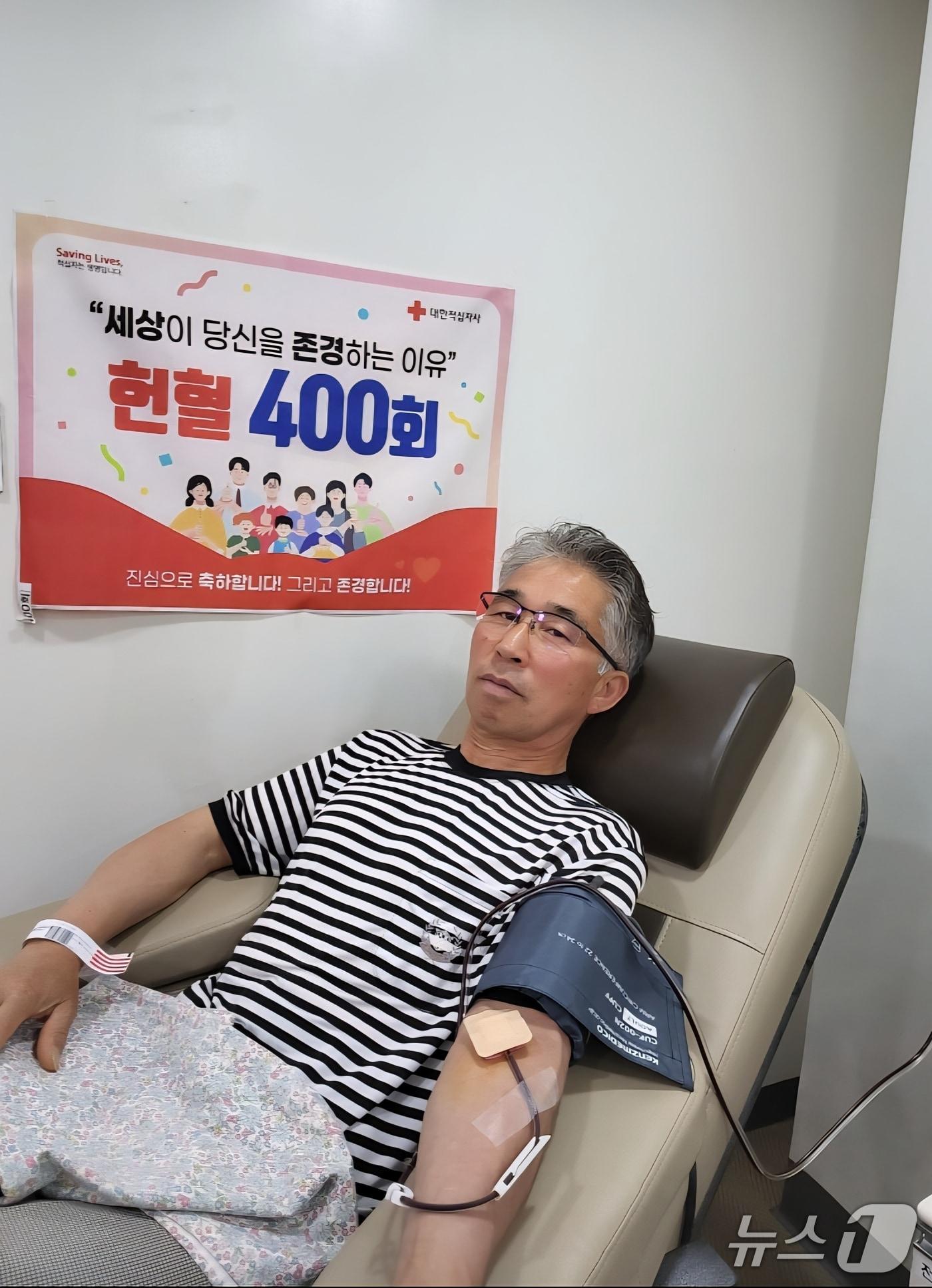 본문 이미지 - 광주 북구 오치2동에 거주하는 정한모 씨(64)가 지난 17일 헌혈의집 전대용봉센터에서 400회째 헌혈에 참여하고 있는 모습.(대한적십자사 제공. 재판매 및 DB 금지)